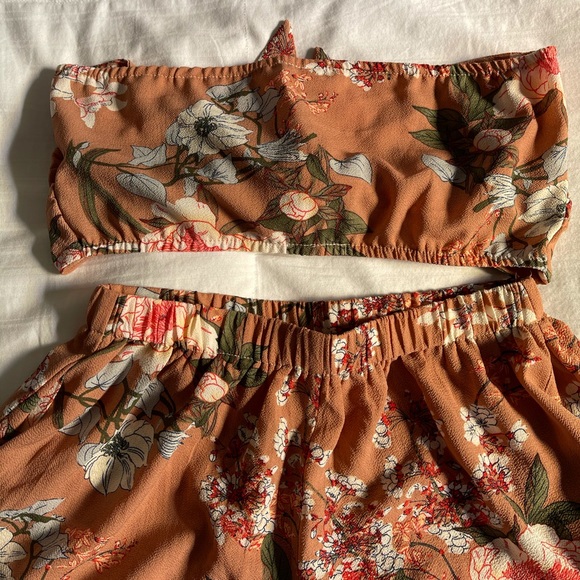 Matching set - Floral Front Knot Top & Shorts - Picture 5 of 6